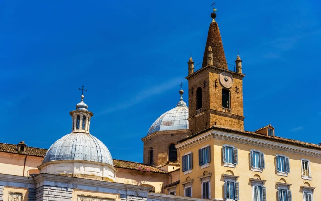 Renesansowa Bazylika Santa Maria del Popolo z charakterystyczną wieżą dzwonniczą w Rzymie