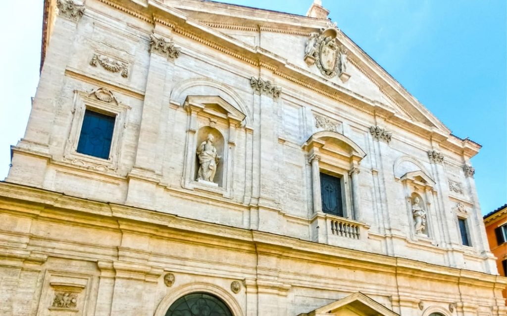 Renesansowa fasada kościoła San Luigi dei Francesi w Rzymie z rzeźbami w niszach i herbami na frontonie