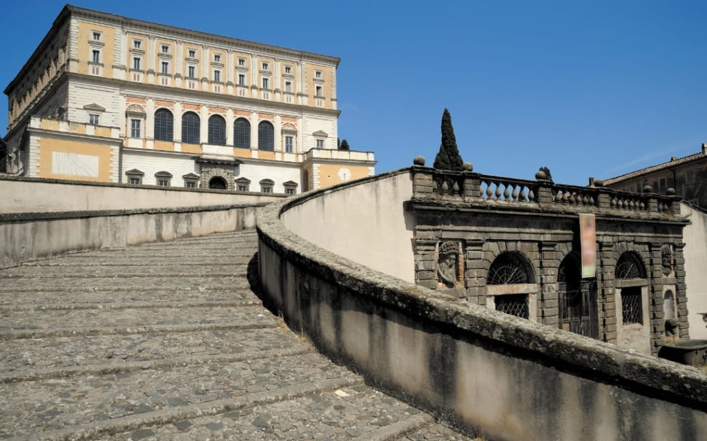 Renesansowe Palazzo Farnese w Caprarola z widokiem na monumentalne, spiralne schody zewnętrzne