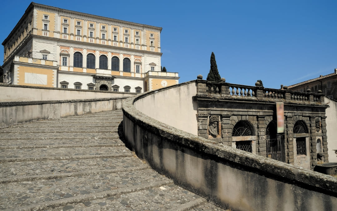 Renesansowe Palazzo Farnese w Caprarola z widokiem na monumentalne, spiralne schody zewnętrzne