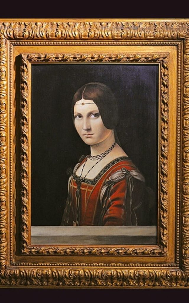 Reprodukcja obrazu La Belle Ferronnière Leonarda da Vinci w złotej ramie w muzeum w Rzymie