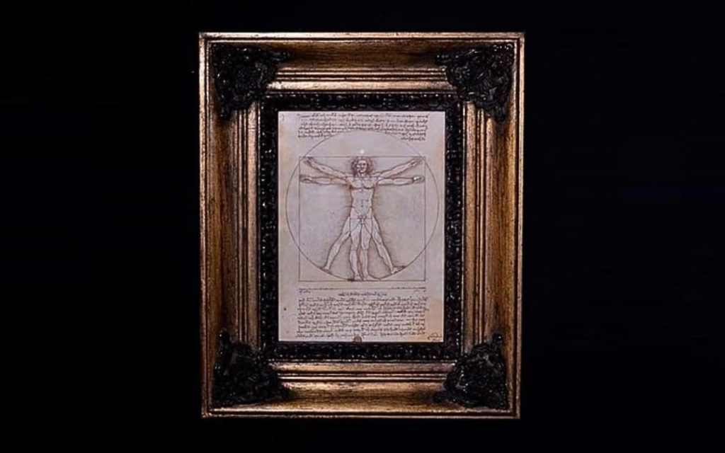 Reprodukcja rysunku Człowiek Witruwiański Leonarda da Vinci w ozdobnej ramie, muzeum w Rzymie