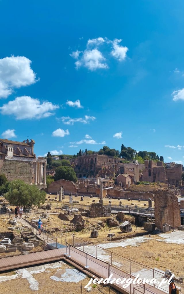 Ruiny Forum Romanum w Rzymie w słoneczny dzień z niebem w tle