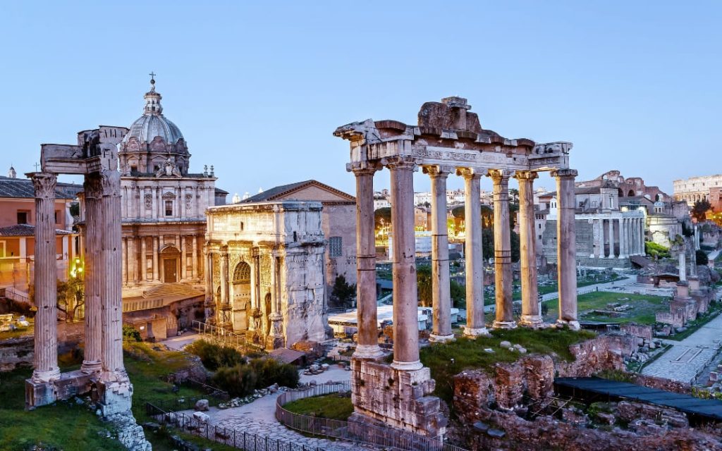 Ruiny Forum Romanum w Rzymie o zmierzchu z widoczną Świątynią Saturna i Łukiem Septymiusza Sewera