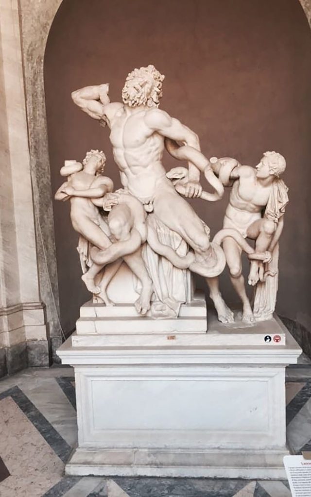 Rzeźba Grupa Laokoona w Muzeach Watykańskich w Rzymie na białym postumencie