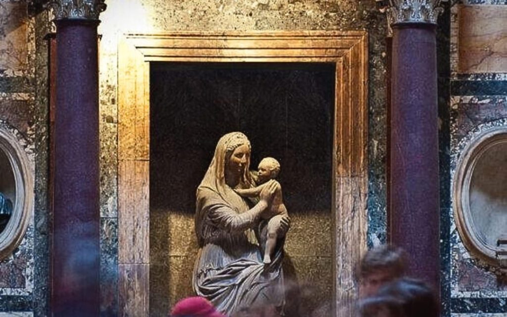 Rzeźba Madonny del Sasso nad grobowcem Rafaela Santi we wnętrzu rzymskiego Panteonu