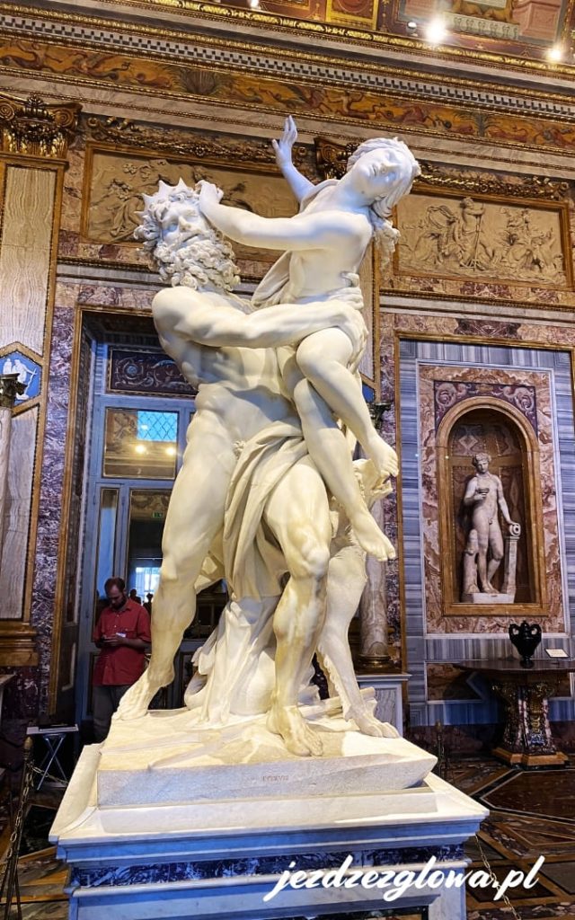 Rzeźba Plutona i Prozerpiny w Galerii Borghese w Rzymie