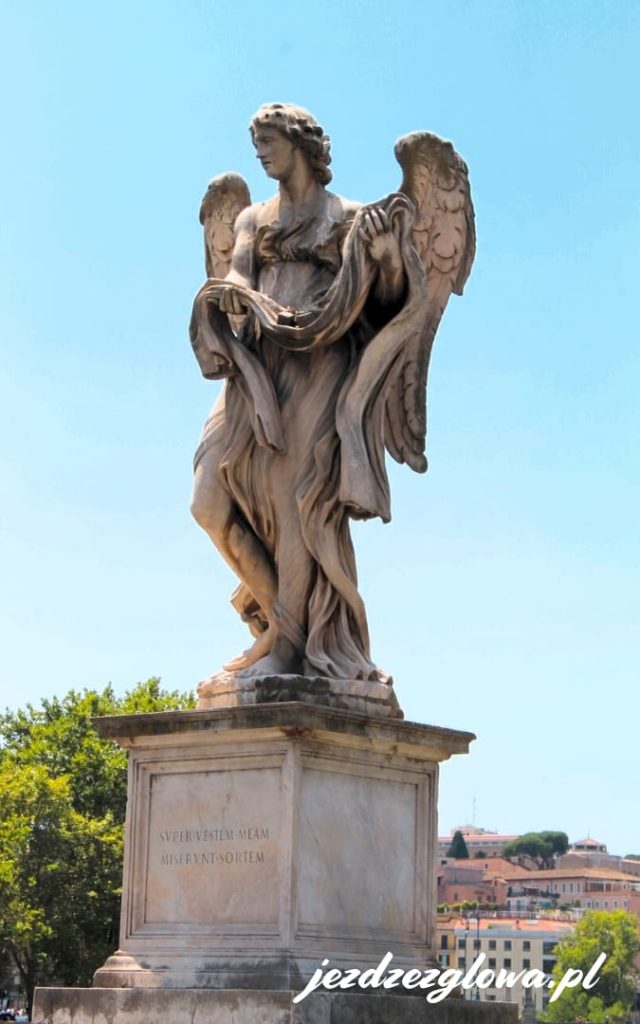 Rzeźba anioła na Ponte Sant’Angelo w Rzymie