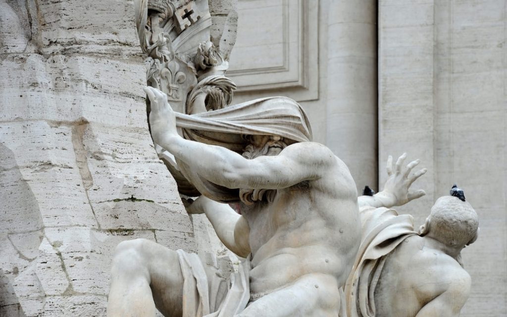 Rzeźba bóstwa rzeki Nil z zakrytą głową, Fontanna Czterech Rzek (Bernini) na Piazza Navona w Rzymie