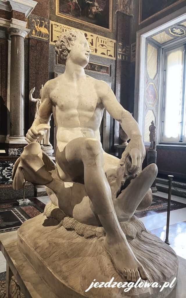 Rzeźba satyr na delfinie w Galerii Borghese w Rzymie
