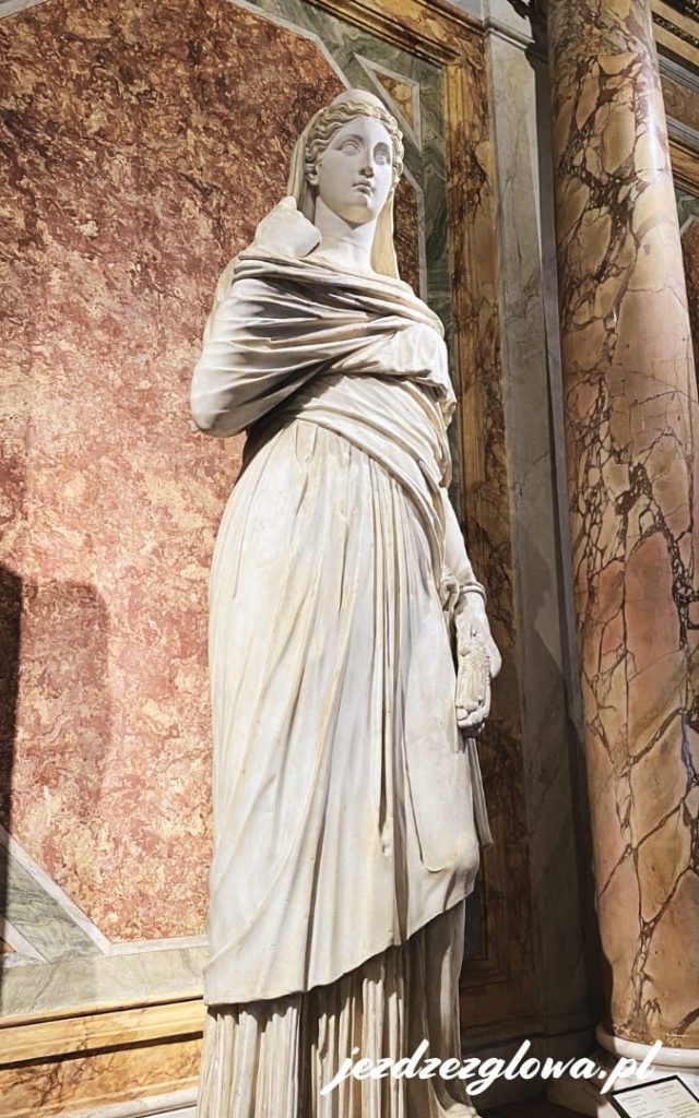 Rzymska marmurowa rzeźba kobiety w Galerii Borghese