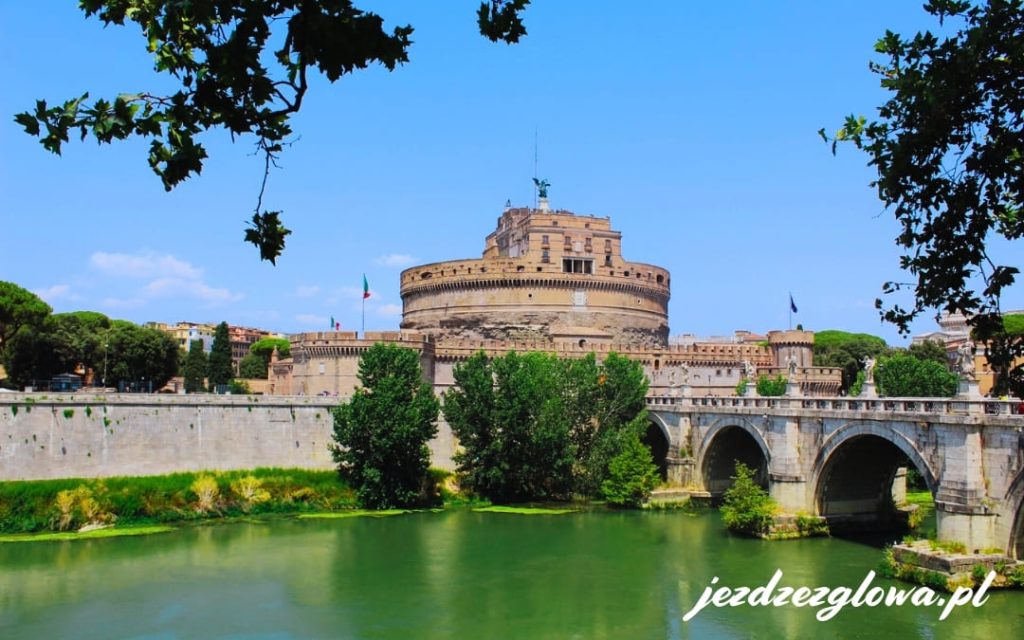 Zamek Świętego Anioła oraz Most Świętego Anioła nad Tybrem w Rzymie
