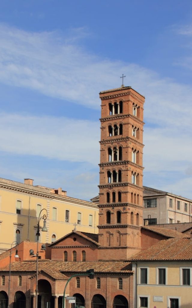 Siedmiopiętrowa romańska dzwonnica z cegły przy bazylice Santa Maria in Cosmedin w Rzymie
