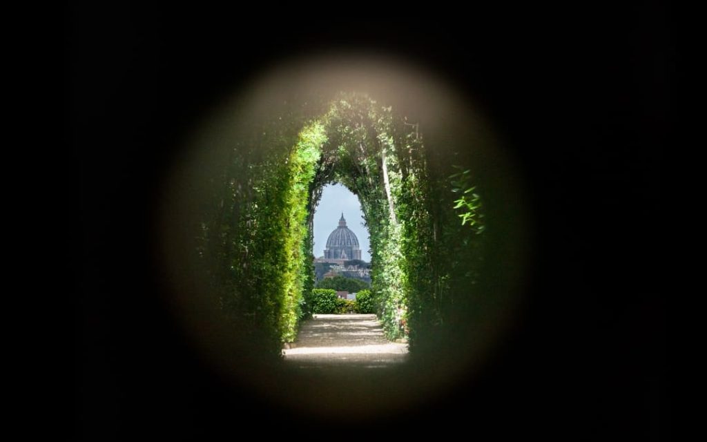 Słynna dziurka od klucza w bramie Zakonu Maltańskiego na wzgórzu Awentyn w Rzymie