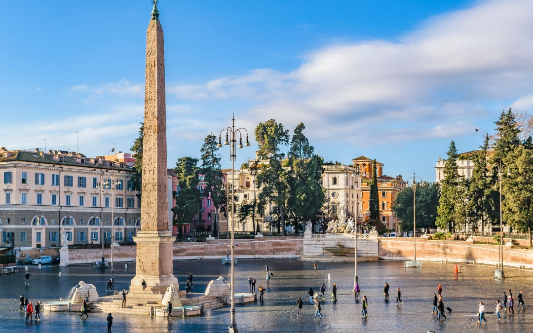 Słynny plac Piazza del Popolo w Rzymie z egipskim obeliskiem Flaminiusz i rzymską architekturą