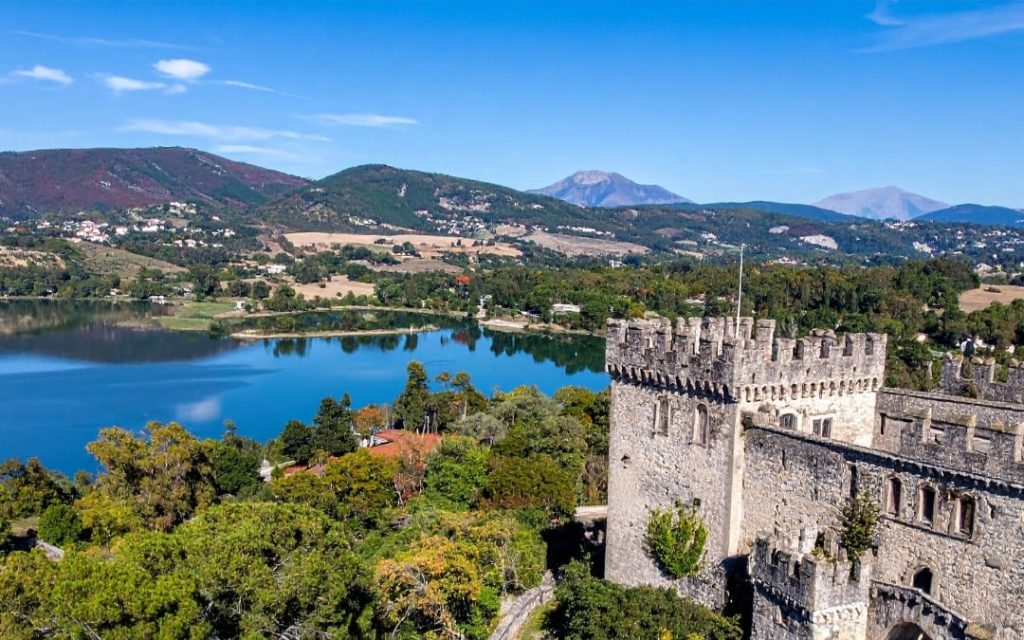 Średniowieczny Castello di Bracciano niedaleko Rzymu - widok na park krajobrazowy