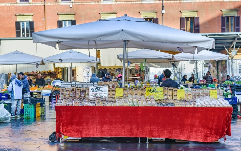 Stanowisko street food z makaronami w Rzymie
