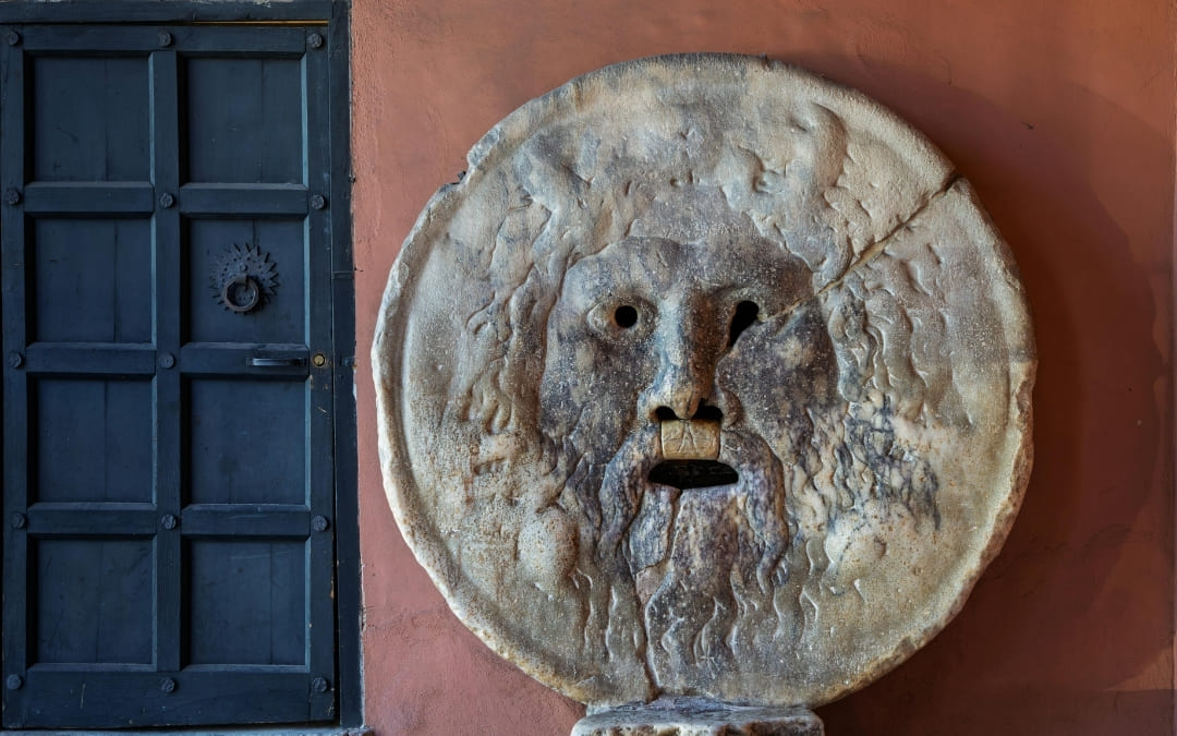 Starożytna marmurowa maska Bocca della Verità w przedsionku kościoła Santa Maria in Cosmedin w Rzymie