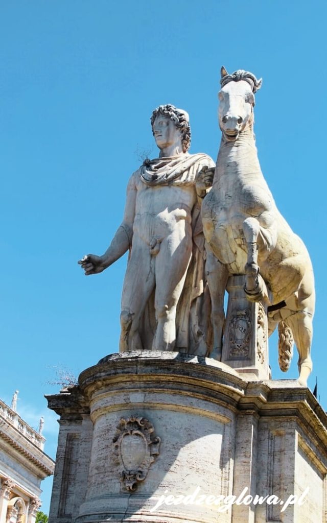 Statua Kastora z koniem przed placem Kapitolu w Rzymie