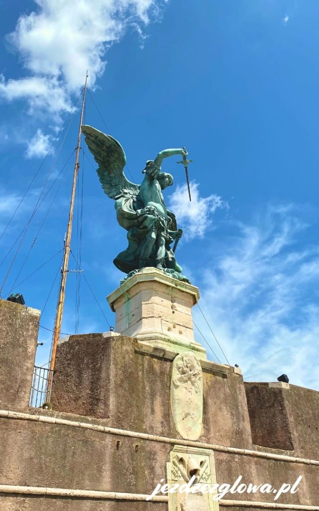 Statua Michała Archanioła na szczycie Zamku Świętego Anioła w Rzymie