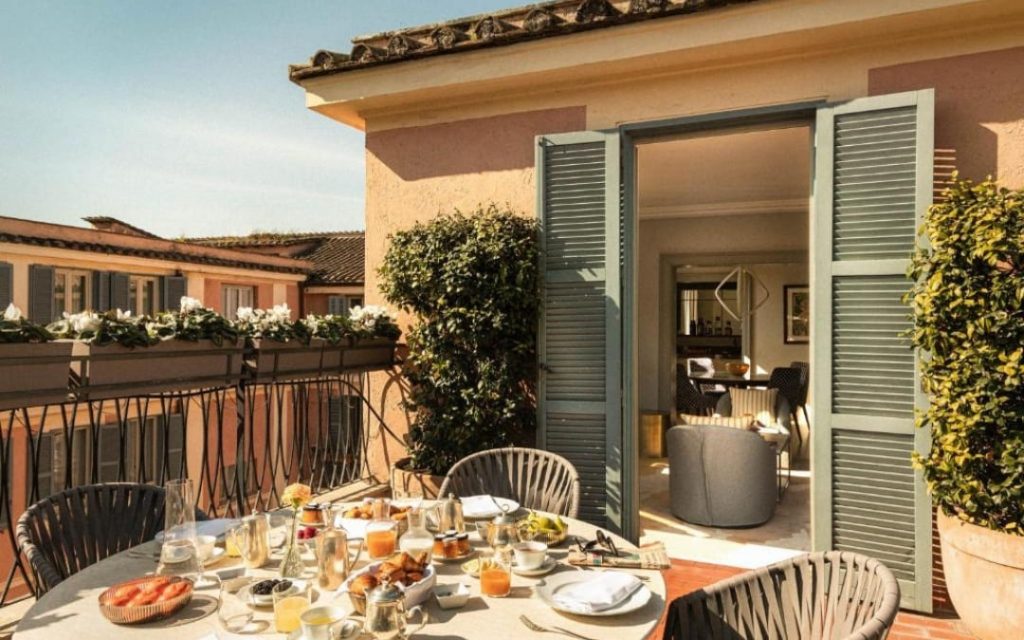 Stół z jedzeniem na tarasie w rzymskim Rocco Forte Hotel De Russie