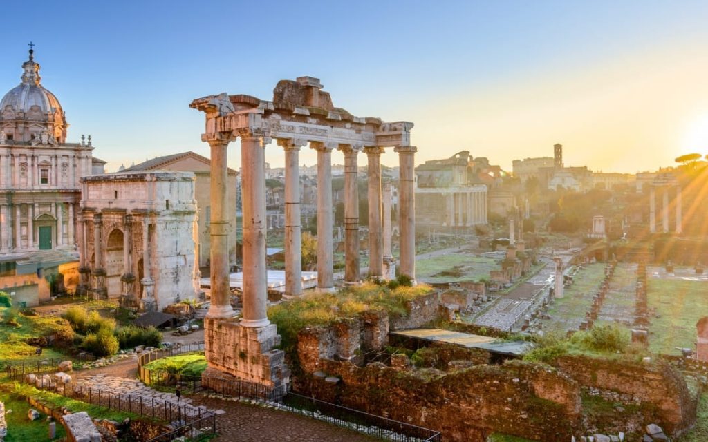 Świątynia Saturna i Łuk Septymiusza Sewera na Forum Romanum w Rzymie o wschodzie słońca