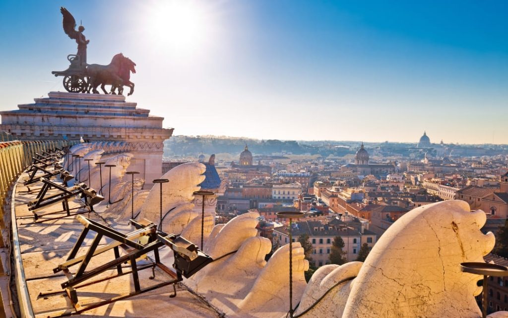 Taras widokowy Terrazza delle Quadrighe w Rzymie – rzeźba z brązu i panorama miasta