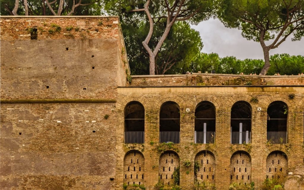 Taras widokowy na Awentynie w rzymskim Ogrodzie Pomarańczowym z widocznymi koronami sosen pinii