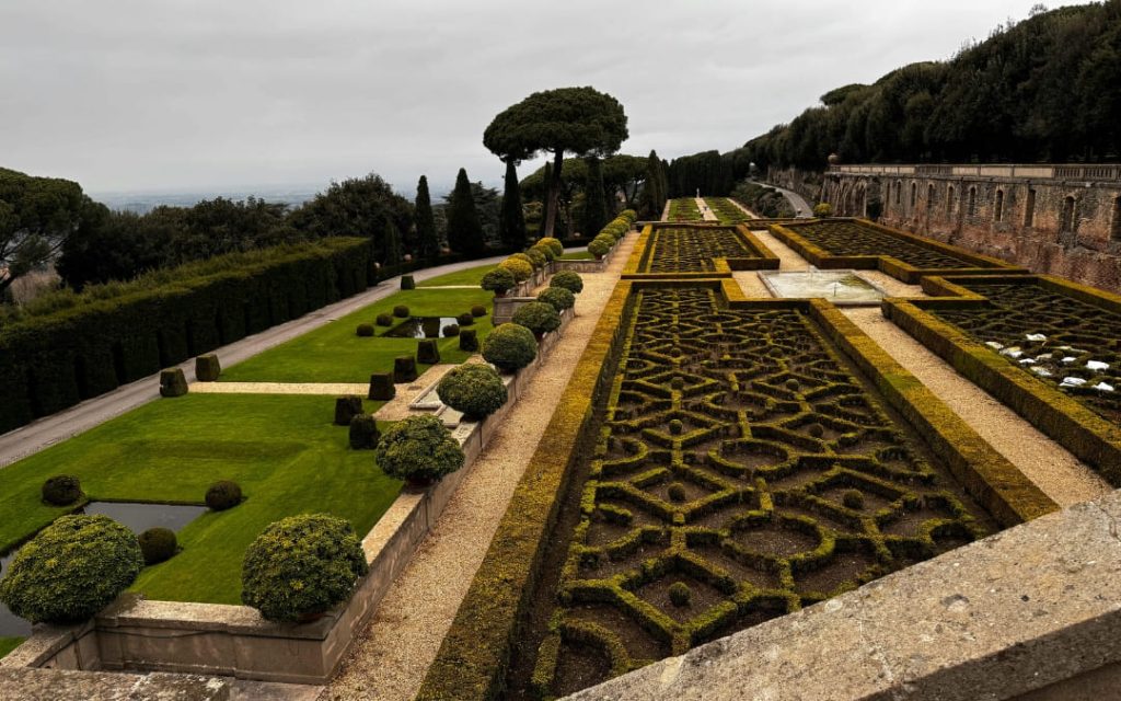 Tarasowe ogrody renesansowe z geometrycznymi żywopłotami w Villa d'Este w Tivoli