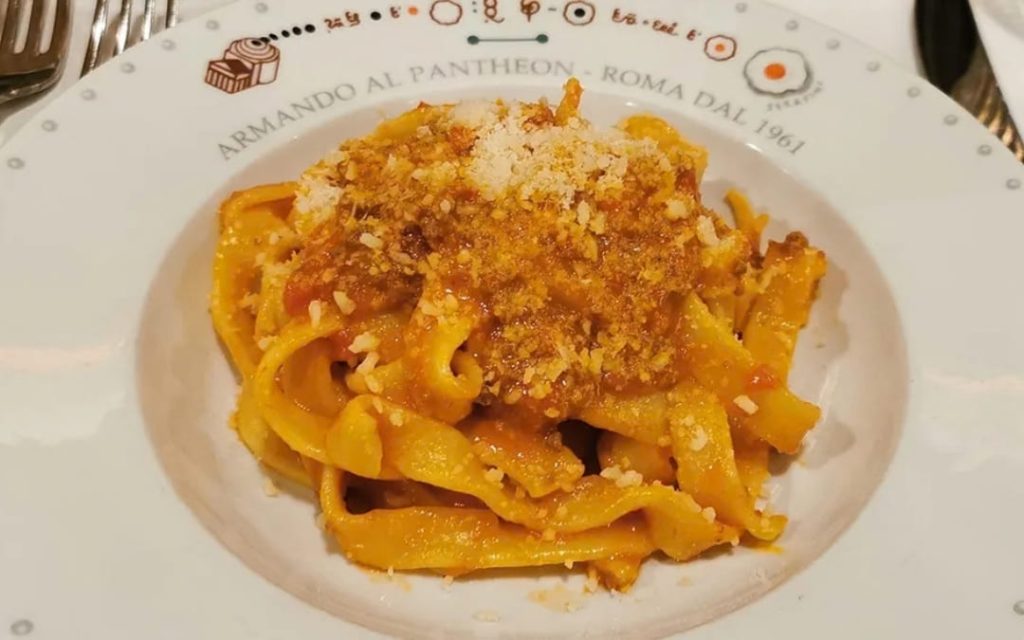 Tradycyjny rzymski makaron z sosem pomidorowym i serem w restauracji Armando al Pantheon
