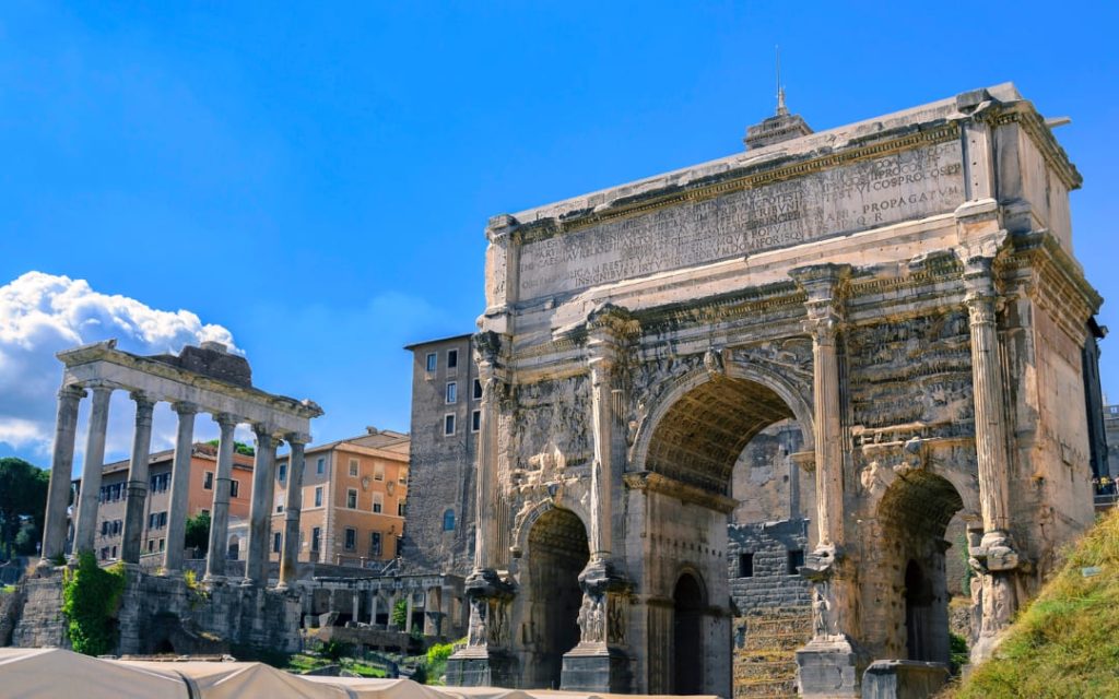 Trójprzęsłowy Łuk Septymiusza Sewera na Forum Romanum z ruinami świątyni Saturna w tle