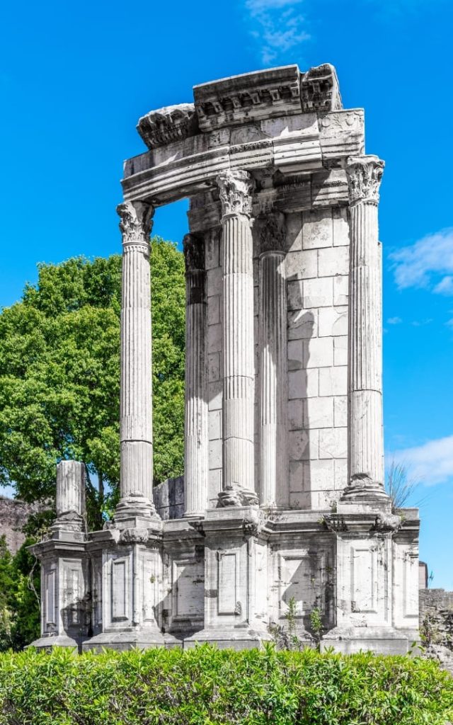 Trzy korynckie kolumny i fragmenty belkowania Świątyni Westy na Forum Romanum w Rzymie