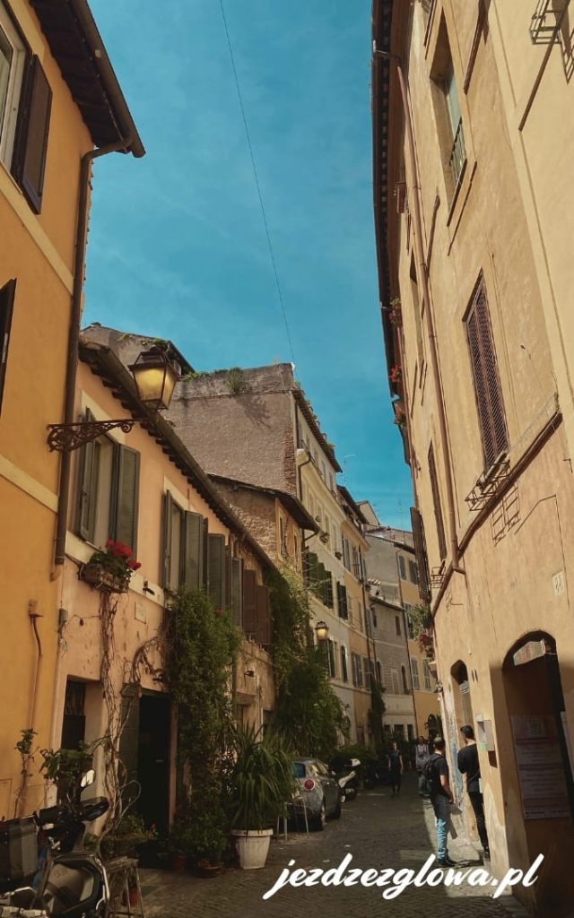 Urokliwa uliczka w dzielnicy Zatybrza