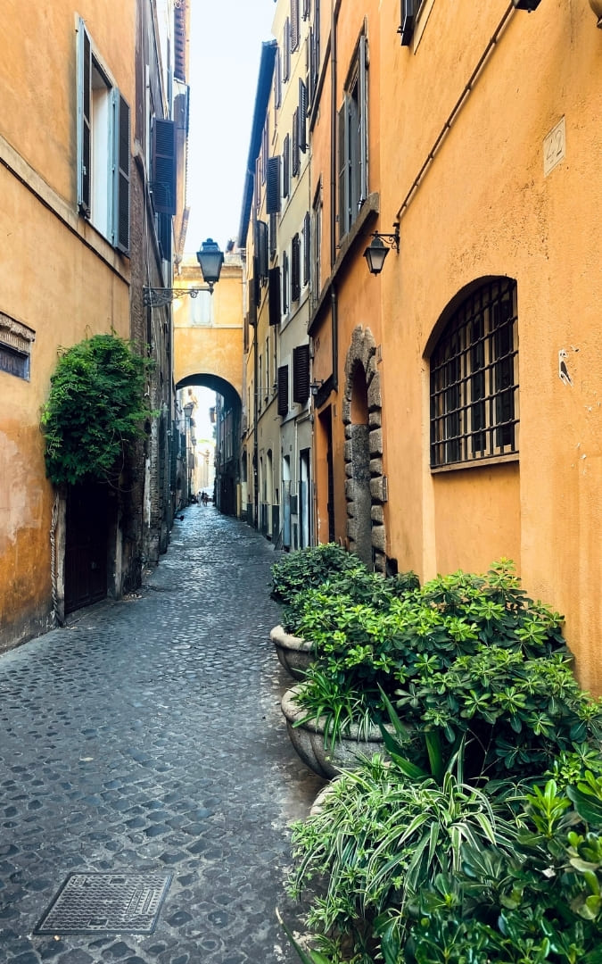 Wąska uliczka Via dei Cappellari Rzymie