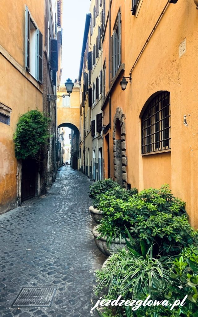 Wąska uliczka Via dei Cappellari Rzymie