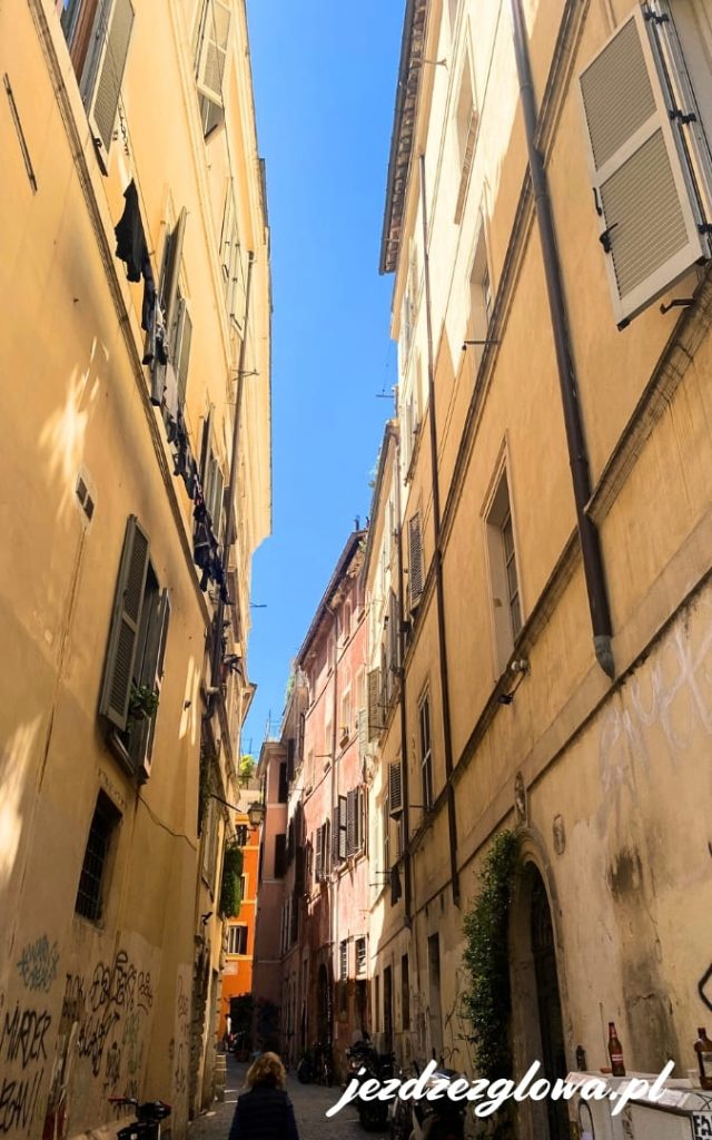 Wąska uliczka w Rzymie