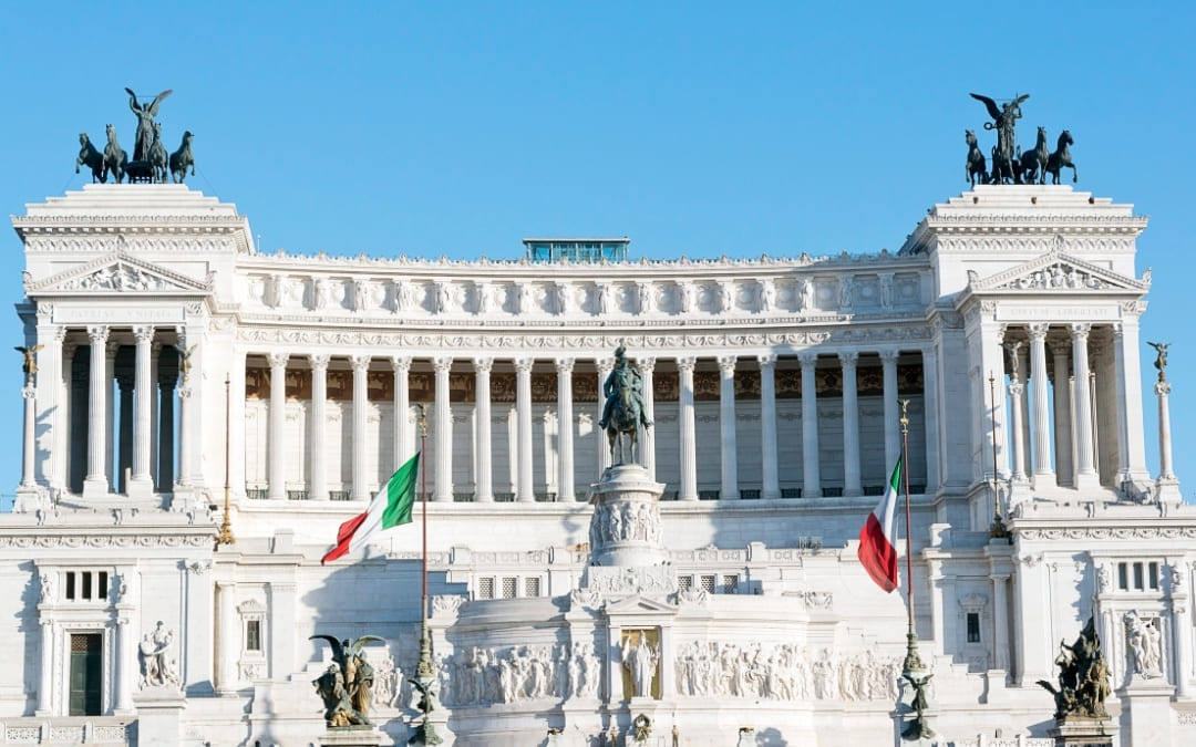 Widok na Ołtarz Ojczyzny w Rzymie (Vittoriano) z posągiem konnym i kwadrygami na szczycie