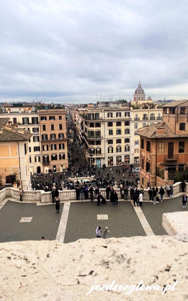 Widok na Piazza di Spagna ze Schodów Hiszpańskich w Rzymie