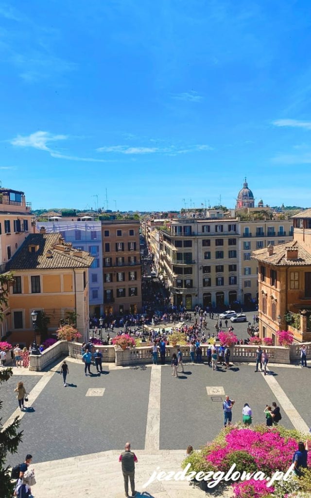 Widok na Piazza di Spagna ze Schodów Hiszpańskich w Rzymie