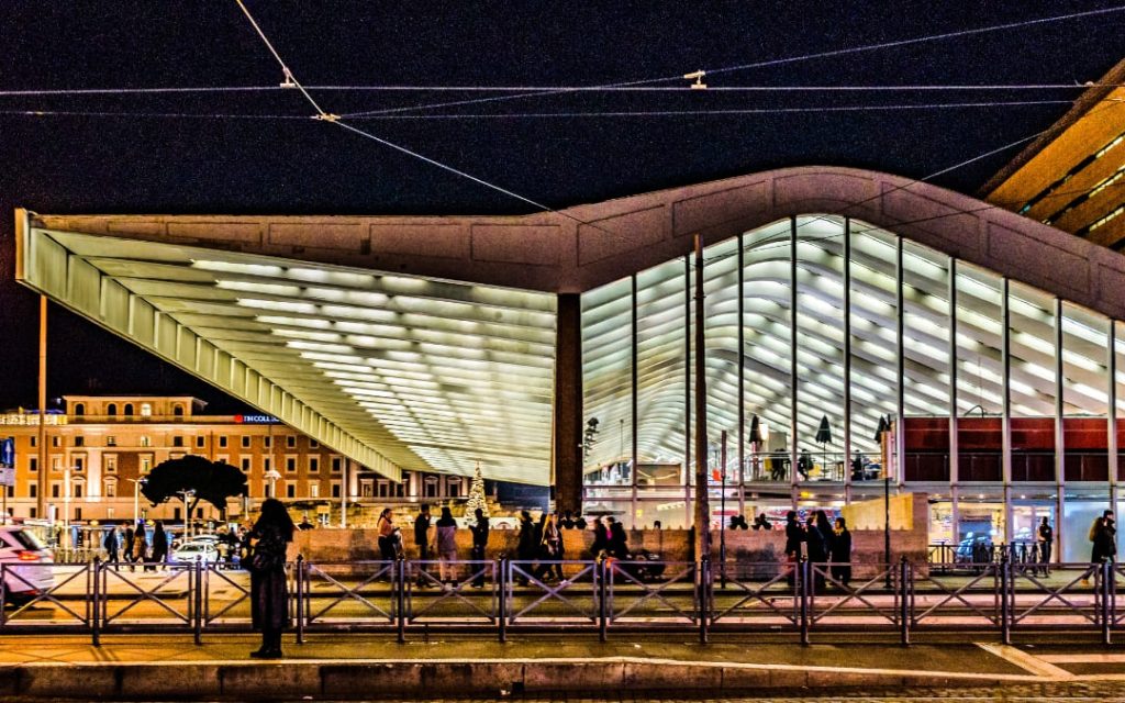 Widok na oświetlone wejście do głównej stacji kolejowej Roma Termini w nocy