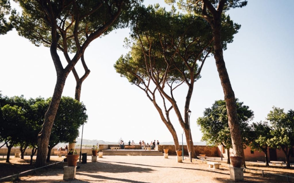Widok na taras w Ogrodzie Pomarańczowym na Awentynie w Rzymie w pełnym słońcu