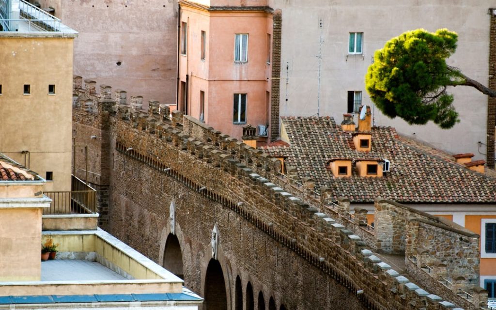 Widok z góry na Passetto di Borgo, historyczny mur obronny łączący Zamek św. Anioła z Watykanem