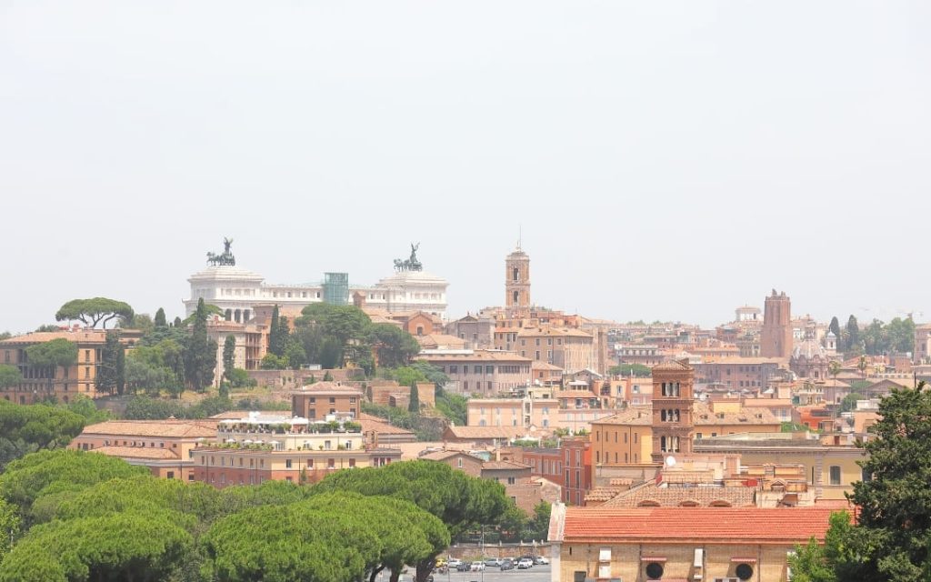 Widok ze wzgórza Awentyn na pomnik Wiktora Emanuela II i zabytkową architekturę Rzymu