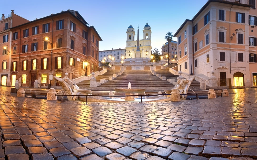 Wieczorna panorama placu Hiszpańskiego z podświetlonym kościołem Trinità dei Monti