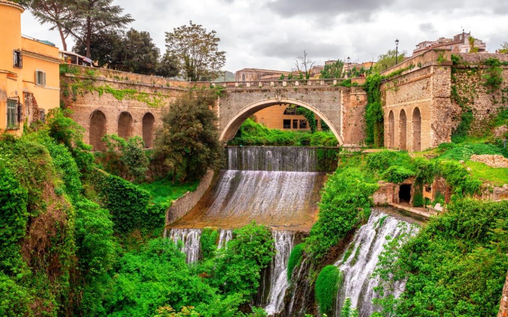Wielki wodospad pod rzymskim mostem Ponte Gregoriano w parku Villa Gregoriana