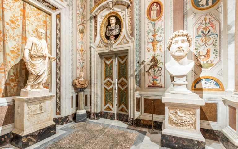 Wnętrze Galerii Borghese w Rzymie z popiersiami cesarzy rzymskich (Hadrian, Antoninus Pius) i bogatymi dekoracjami ściennymi