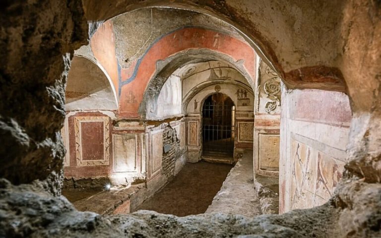 Wnętrze Katakumb Pryscylli w Rzymie z wczesnochrześcijańskimi freskami na ścianach i sklepieniach