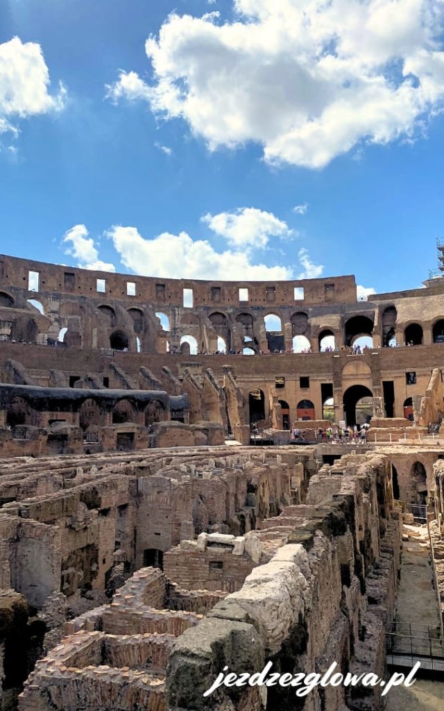 Wnętrze Amfiteatru Flawiuszów w Rzymie z widocznym systemem murów pod areną i fragmentem widowni