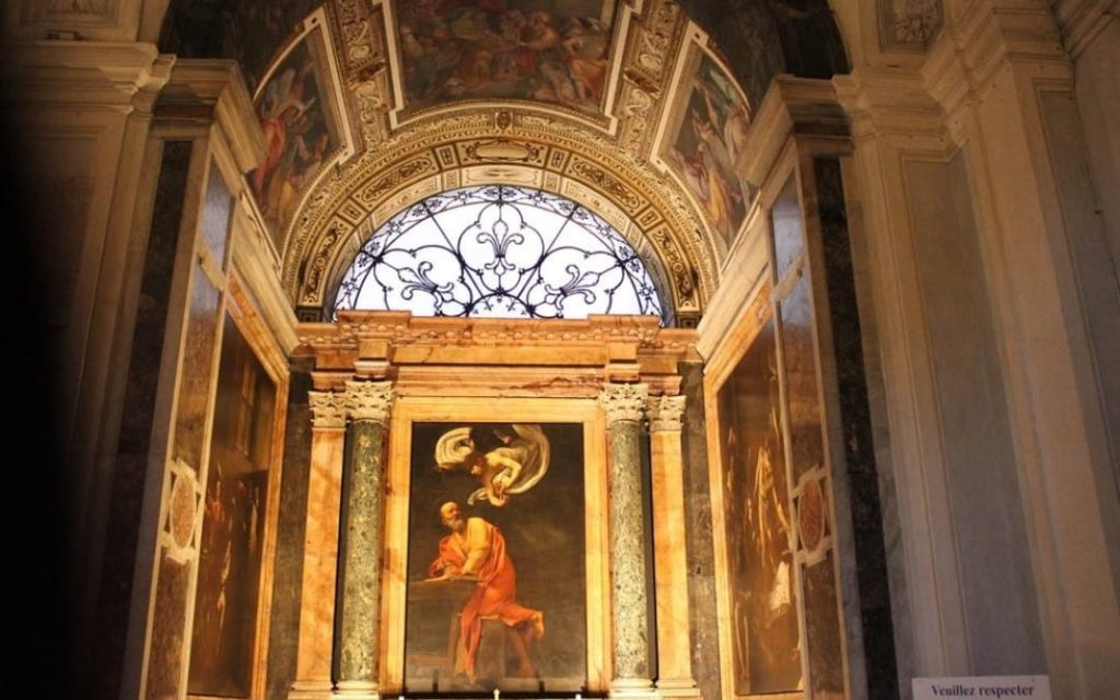 Wnętrze mrocznej Kaplicy Contarellich w kościele San Luigi dei Francesi z widocznymi obrazami Caravaggia