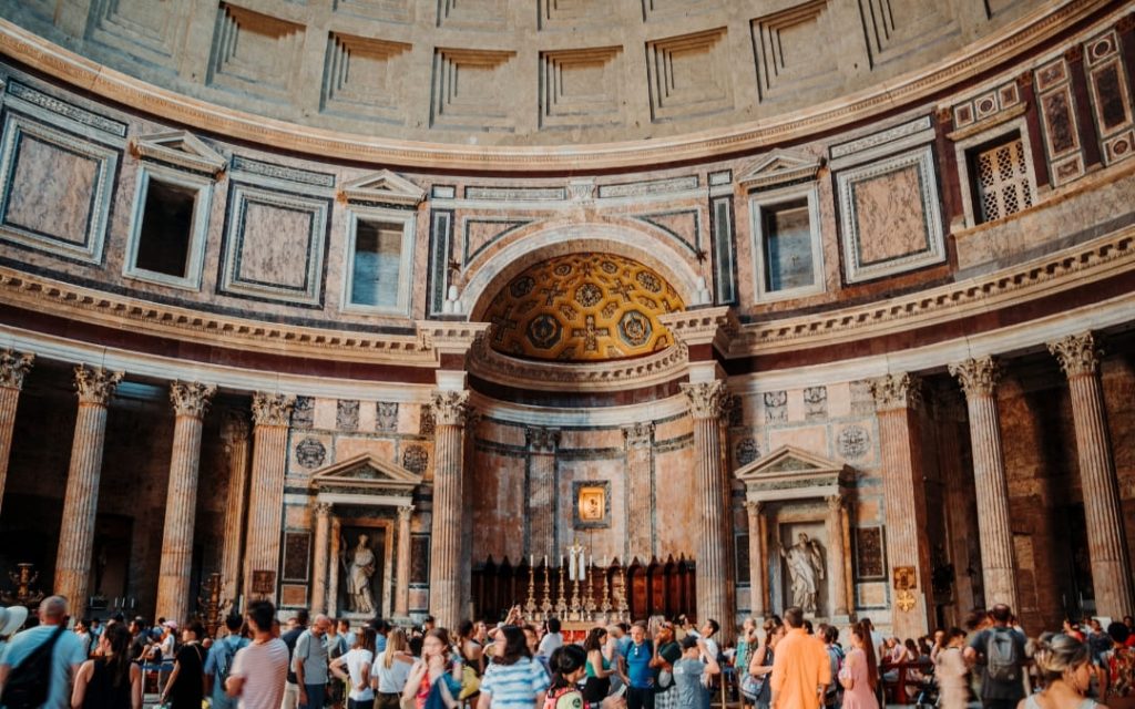 Wnętrze rzymskiego Panteonu w Rzymie z korynckimi kolumnami i turystami
